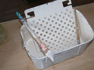 Farbeimer mit Abstreichgitter und Pinsel