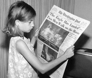 M�dchen beim Zeitunglesen