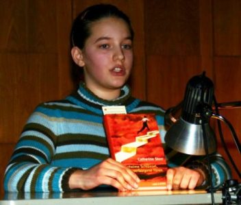 Schülerin bei Buchvorstellung