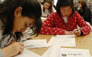 schreibende Schülerinnen