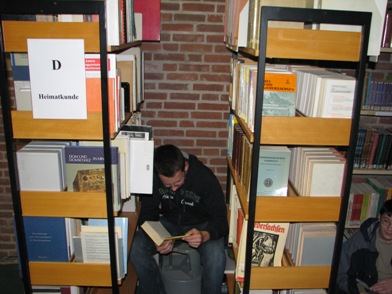 lesender Sch�ler in einer Schulbibliothek